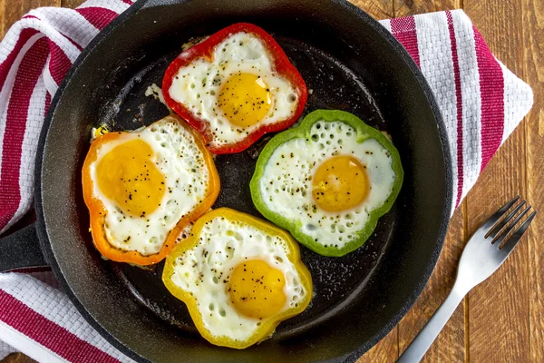 Huevos fritos en sartén de hierro fundido — Foto de Stock