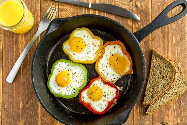 Gebakken eieren in gietijzer koekepan — Stockfoto