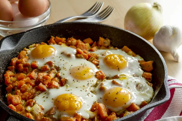 Gebakken eieren en Sweet Potato Hash — Stockfoto