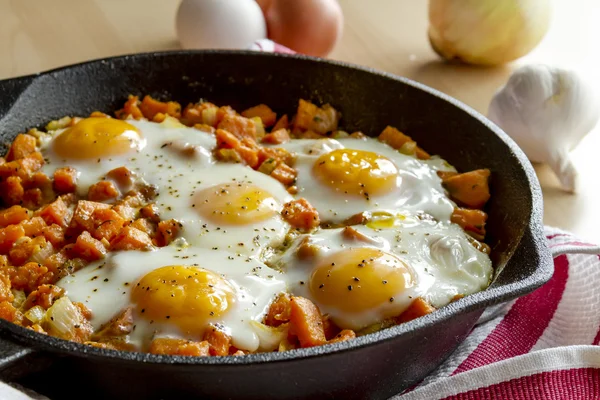 煎鸡蛋和甜薯哈希 — 图库照片