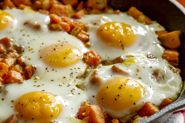 Gebakken eieren en Sweet Potato Hash — Stockfoto