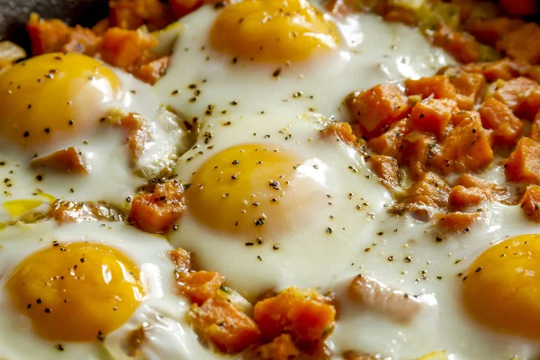 Kızarmış yumurta ve tatlı patates Hash — Stok fotoğraf