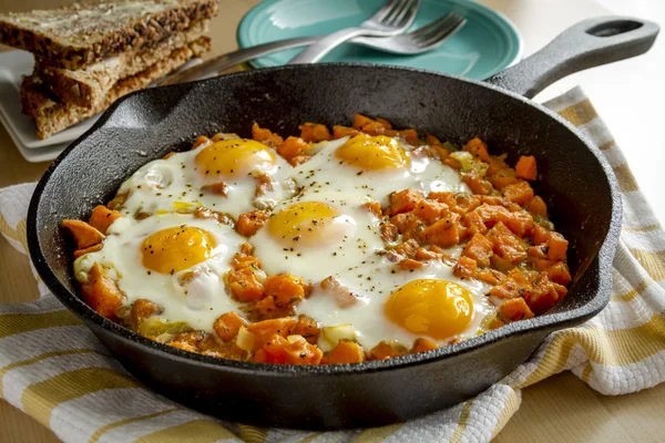 Huevos fritos y hachís de patata dulce — Foto de Stock