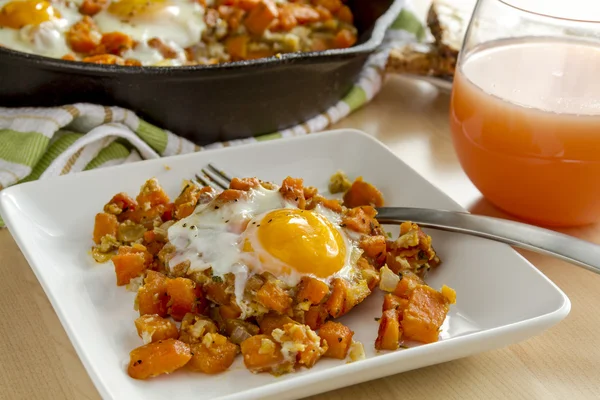 Spiegeleier und Süßkartoffelhasch — Stockfoto