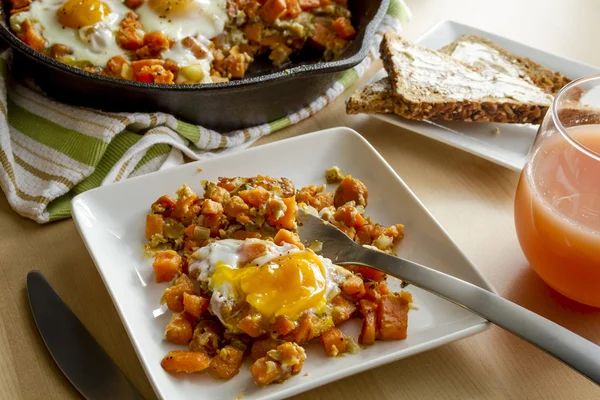 Gebakken eieren en Sweet Potato Hash — Stockfoto