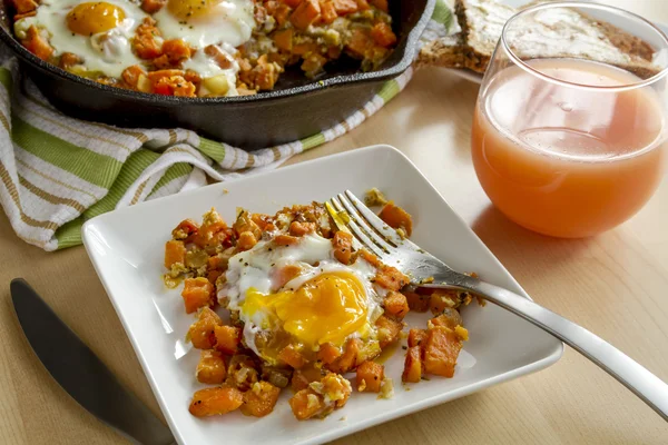 Gebakken eieren en Sweet Potato Hash — Stockfoto