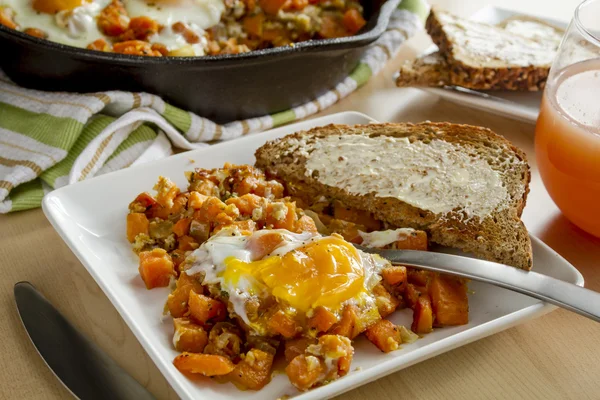 Gebakken eieren en Sweet Potato Hash — Stockfoto