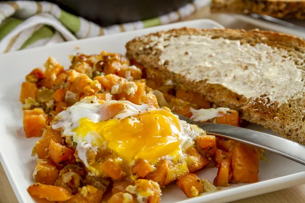 Sült tojás és az édes burgonya Hash — Stock Fotó