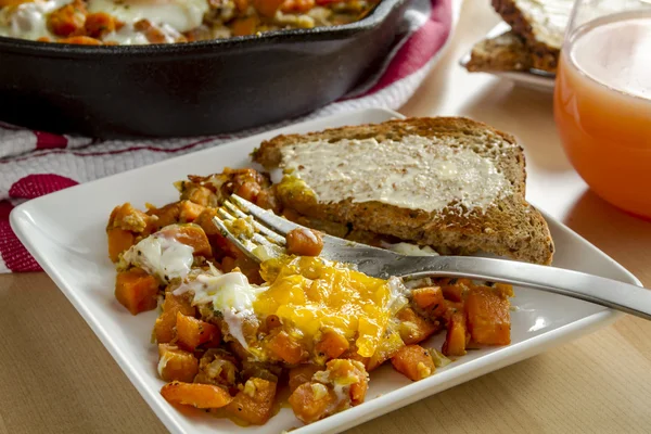 Ovos fritos e batata doce Hash — Fotografia de Stock