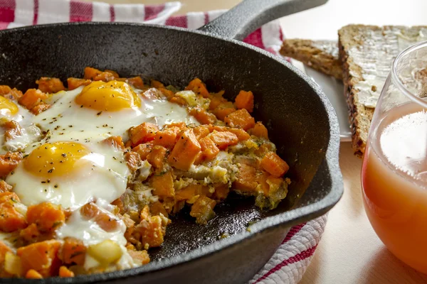 Жареные яйца и сладкий картофель — стоковое фото