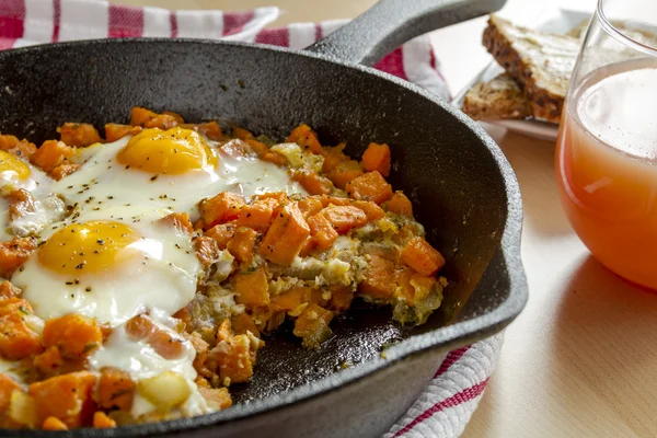 Sült tojás és az édes burgonya Hash — Stock Fotó