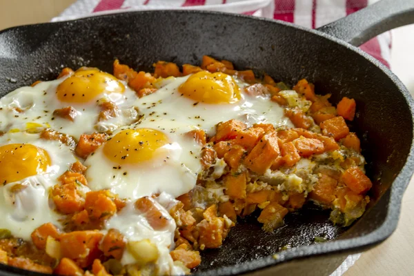 Stekta ägg och sötpotatis Hash — Stockfoto