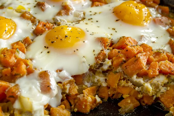 Spiegeleier und Süßkartoffelhasch — Stockfoto