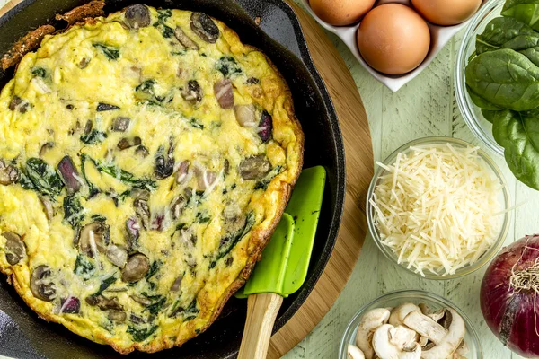 Cogumelo de espinafre e ovo Frittata — Fotografia de Stock