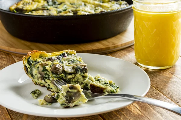 Cogumelo de espinafre e ovo Frittata — Fotografia de Stock