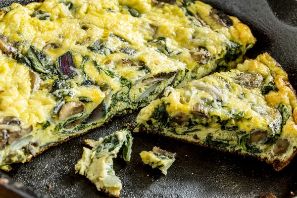 Funghi spinaci e uova fritte — Foto Stock