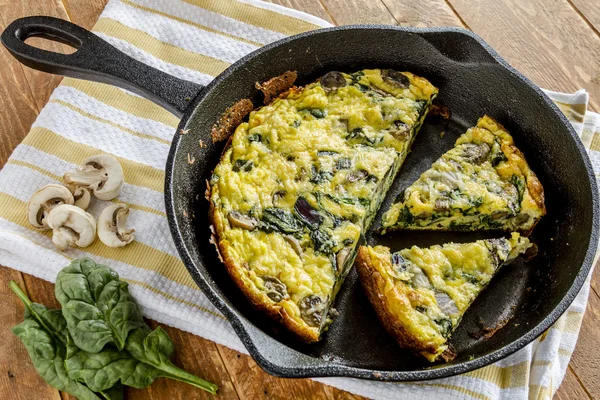 Cogumelo de espinafre e ovo Frittata — Fotografia de Stock