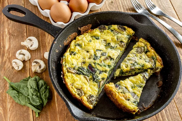 Espinacas Hongos y Huevo Frittata —  Fotos de Stock