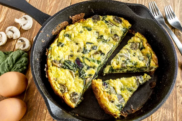 Cogumelo de espinafre e ovo Frittata — Fotografia de Stock