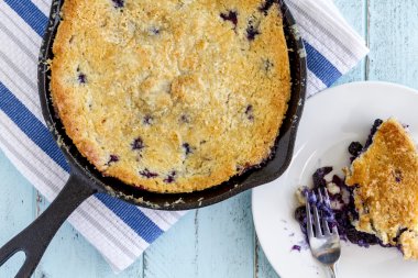 Dökme demir tavada pişmiş yaban mersinli pasta