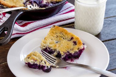 Dökme demir tavada pişmiş yaban mersinli pasta