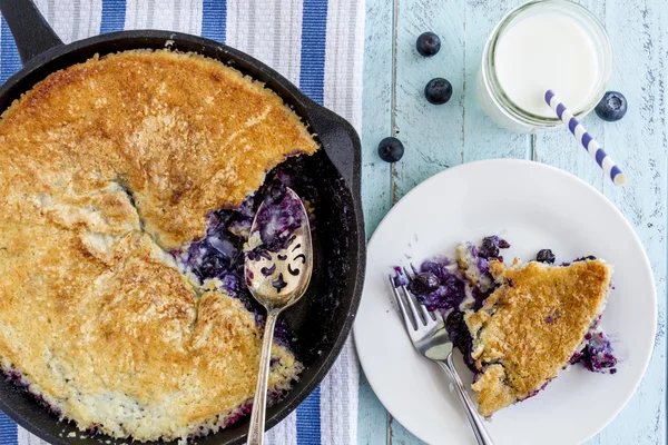 Blueberry Cobbler horneado en sartén de hierro fundido — Foto de Stock