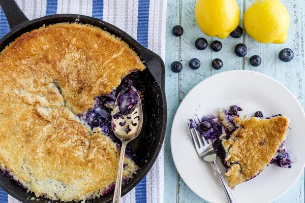 Blueberry Cobbler horneado en sartén de hierro fundido — Foto de Stock