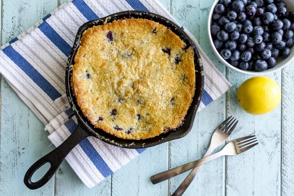 Blueberry Cobbler Baked in Cast Iron Skillet — Stock Photo, Image