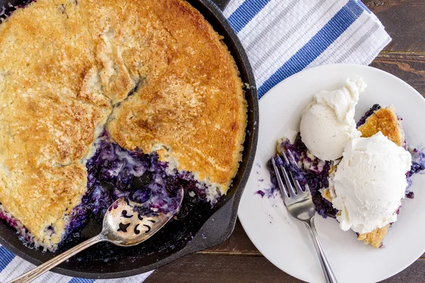 Blueberry Cobbler Baked in Cast Iron Skillet — Stock Photo, Image