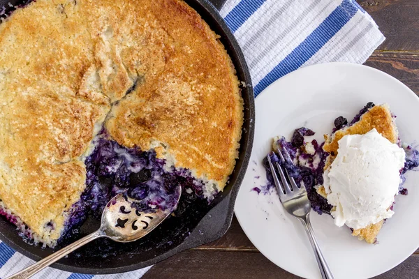 Blueberry Cobbler horneado en sartén de hierro fundido — Foto de Stock