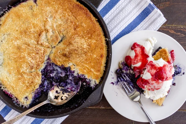 Blueberry schoenmaker gebakken in gietijzer koekepan — Stockfoto