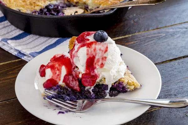 Blueberry schoenmaker gebakken in gietijzer koekepan — Stockfoto