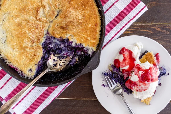 Blueberry schoenmaker gebakken in gietijzer koekepan — Stockfoto