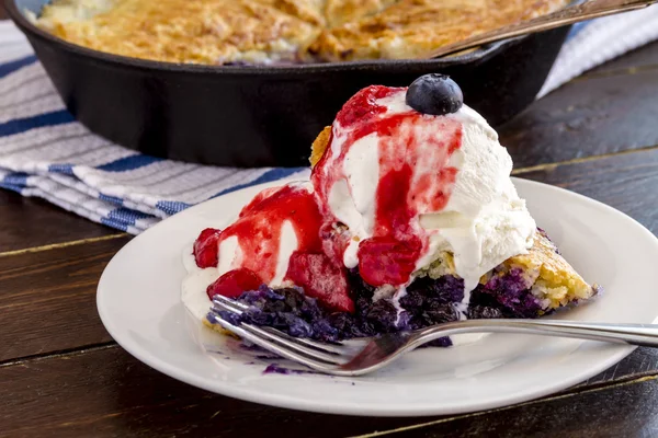 Blueberry schoenmaker gebakken in gietijzer koekepan — Stockfoto