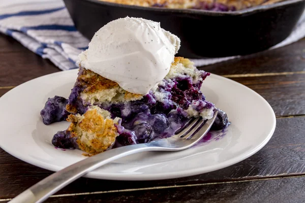 Blueberry schoenmaker gebakken in gietijzer koekepan — Stockfoto