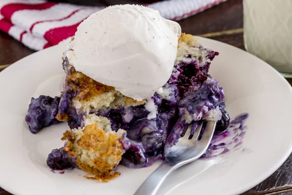 Blueberry schoenmaker gebakken in gietijzer koekepan — Stockfoto