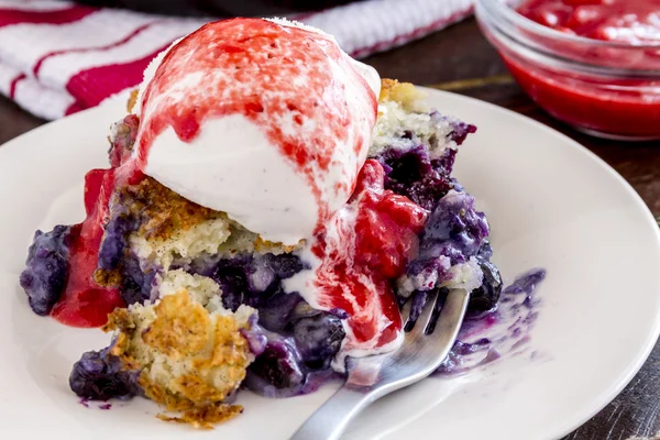 Blueberry schoenmaker gebakken in gietijzer koekepan — Stockfoto