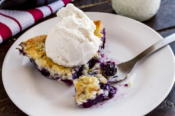 Blueberry schoenmaker gebakken in gietijzer koekepan — Stockfoto