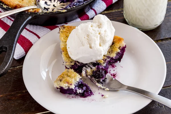 Blueberry schoenmaker gebakken in gietijzer koekepan — Stockfoto