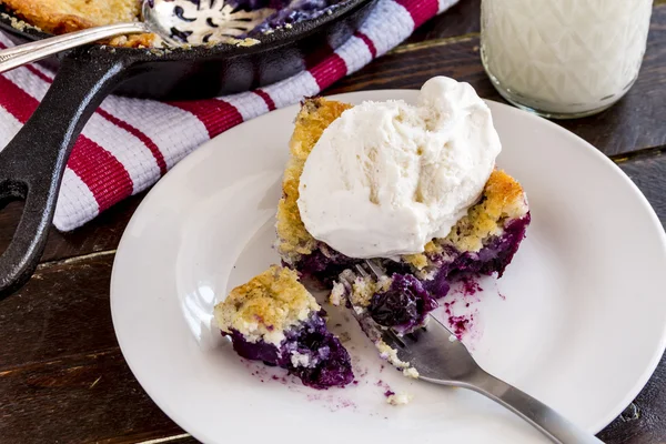 Blueberry schoenmaker gebakken in gietijzer koekepan — Stockfoto