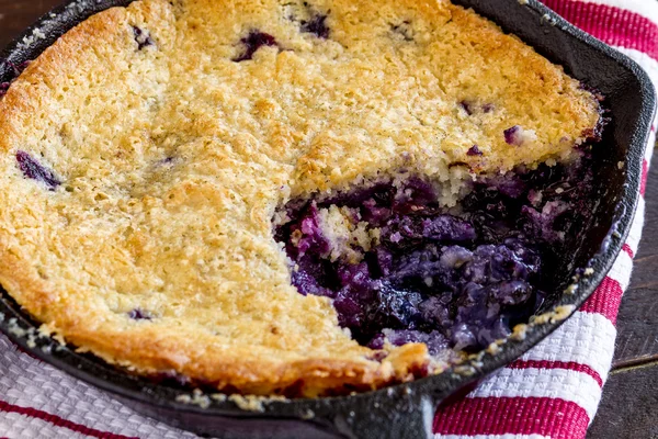 Blueberry schoenmaker gebakken in gietijzer koekepan — Stockfoto