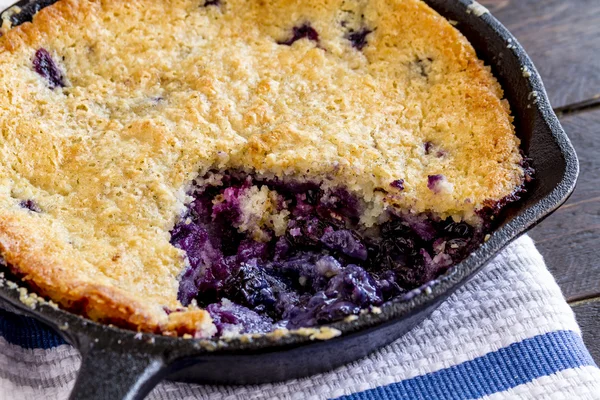 Blueberry Cobbler horneado en sartén de hierro fundido — Foto de Stock