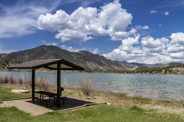 Piknik alanı ve göl bankta