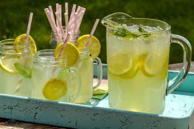 Verandada limonata taze sıkılmış