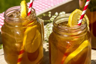 Veranda üzerinde taze demlendi buzlu çay