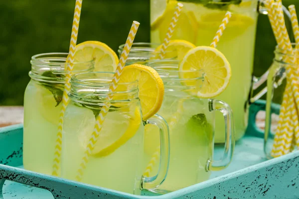 Свіжий вичавлений лимонад на патіо — стокове фото