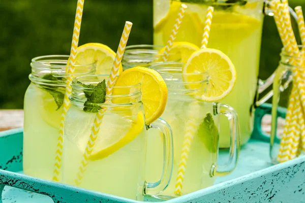 Выжатый лимонад в патио — стоковое фото