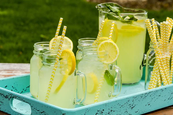 Frisch gepresste Limonade auf der Terrasse — Stockfoto
