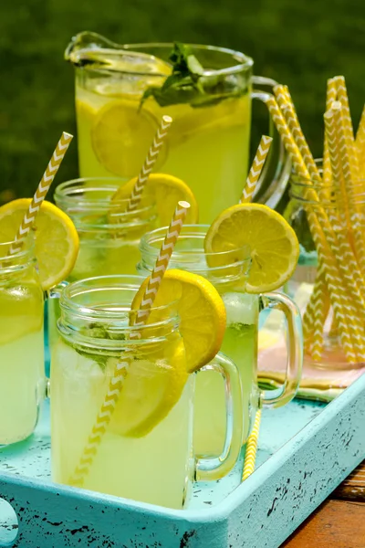 Свіжий вичавлений лимонад на патіо — стокове фото