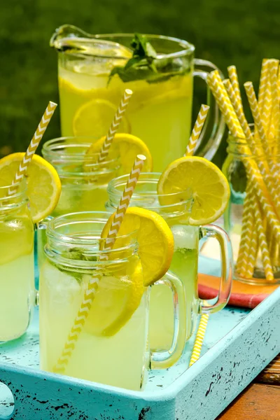 Čerstvě vymačkaná limonády na terase — Stock fotografie